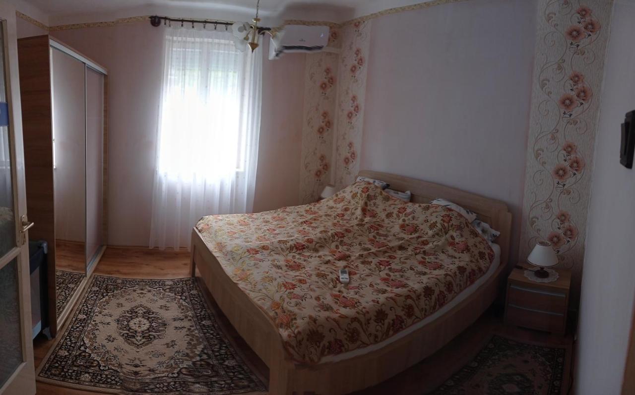 Kaman Nyaralo Бадачоньтомай